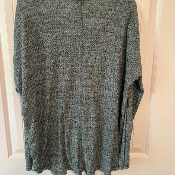 Green/white Knit Long-Sleeve V-Neck Knot Front Top - Picture 3 of 4